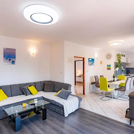 Apartment Lores *