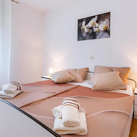 Lores Apartment
