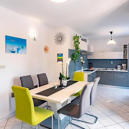 Apartment Lores *