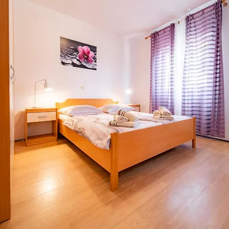 Lores Apartamento Rab Town