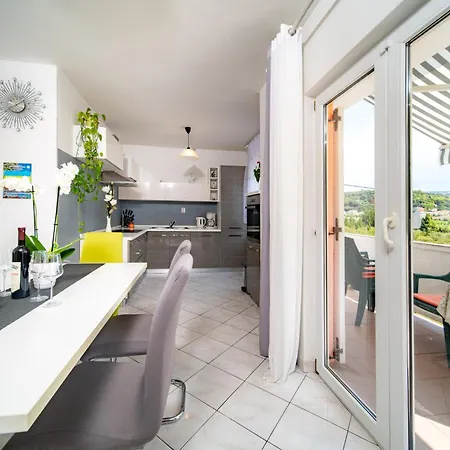 Lores Apartment *