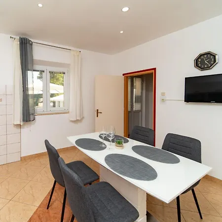 Lores Apartment *