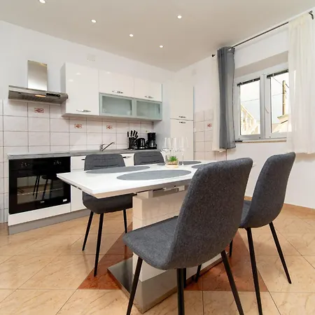 Apartment Lores *