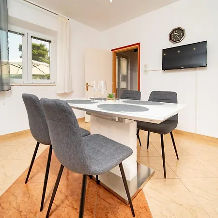 Lores Apartment