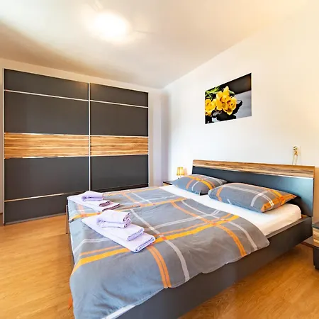 Lores Apartment *