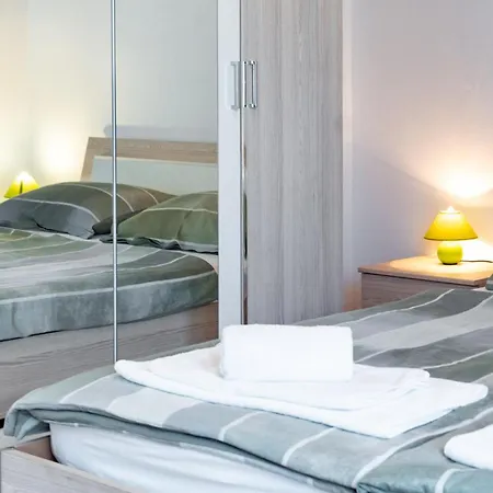 Lores Apartamento Rab Town