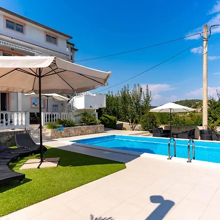 Apartment Lores *