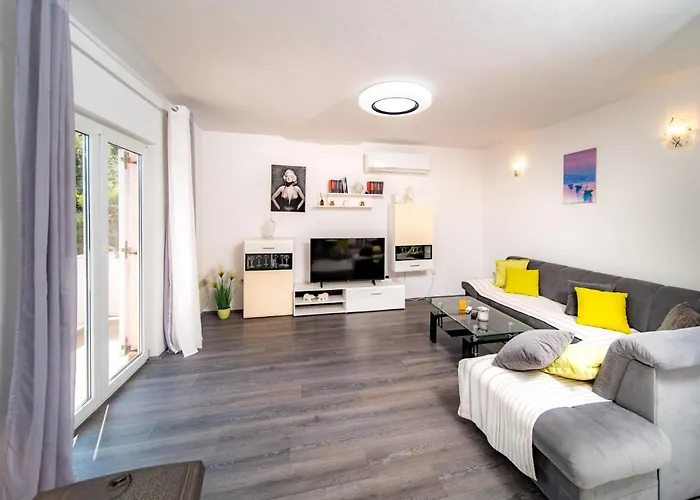 Apartment Lores *