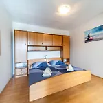 Lores Apartman Rab Town