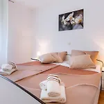 Lores Apartman