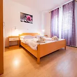 Lores Apartman Rab Town