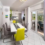 Lores Apartman Rab Town